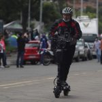 Un hombre se moviliza en un vehículo eléctrico unipersonal por las calles de Cuenca.