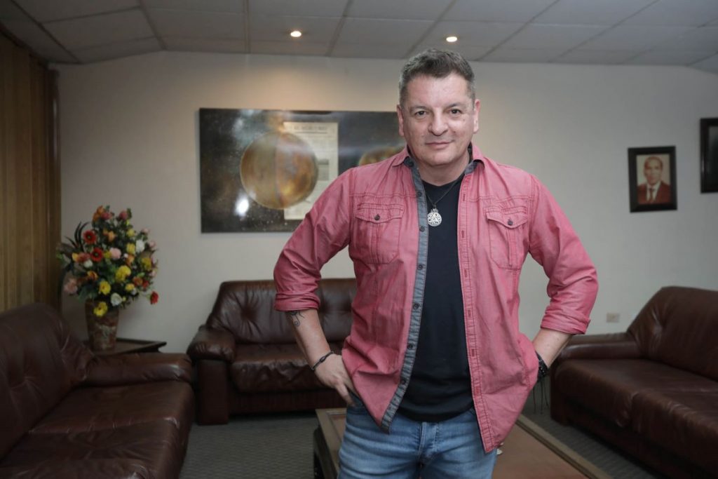 Cantante Riccardo Perotti en una visita e El Mercurio, auspiciante oficial del concierto.