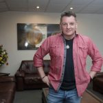 Cantante Riccardo Perotti en una visita e El Mercurio, auspiciante oficial del concierto.