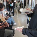 Controlador del Tranvía de Cuenca revisa si los usuarios han pagado su pasaje.