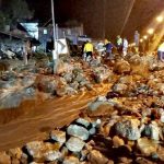 Palos, piedras y lodo obstaculizan el paso vehicular en el kilómetro 12 de la vía Cuenca- Molleturo- El Empalme debido al desbordamiento de una quebrada. Foto Christian Sánchez