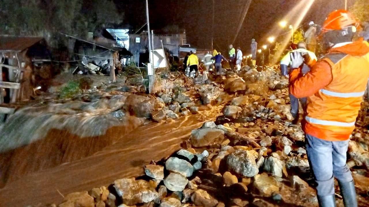 Palos, piedras y lodo obstaculizan el paso vehicular en el kilómetro 12 de la vía Cuenca- Molleturo- El Empalme debido al desbordamiento de una quebrada. Foto Christian Sánchez