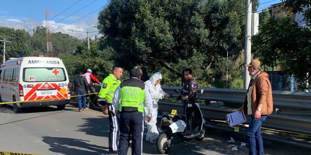 Agentes de la EMOV EP cumplieron con el procedimiento de levantamiento de la persona fallecida, en la avenida González Suárez y calle Cumandá.