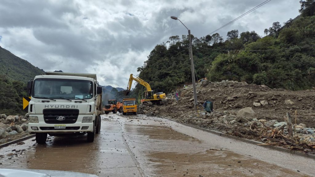 La vía Cuenca - Molleturo – El Empalme fue abierta a la circulación vehicular de manera controlada la tarde de este martes.