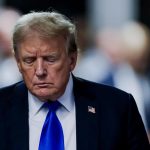 Los doce jurados, siete hombres y cinco mujeres, del juicio penal en Nueva York contra el expresidente de EE.UU. Donald Trump (2017-2021) determinaron este jueves que el magnate es "culpable" de los cargos por delitos graves de falsificación de registros comerciales para proteger su carrera presidencial en 2016.