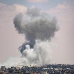 El humo se eleva después de un ataque aéreo israelí, en Rafah, sur de la Franja de Gaza, este martes. El ejército israelí declaró elque llevó a cabo "ataques selectivos" contra objetivos de Hamas en el este de Rafah, en el sur de la Franja de Gaza. EFE