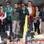 Petro insistió este miércoles en que sus opositores buscan sacarlo del poder mediante un golpe de Estado y aseguró que si eso sucede el pueblo saldrá a las calles a defender la democracia. "Si van a intentar un golpe enfrentarán al pueblo en las calles. Si intentan un golpe contra la voluntad popular, tal como hicieron el 19 de abril de 1970 (día que inspiró el nacimiento de la guerrilla M-19, a la cual perteneció), el pueblo en las calles defenderá la democracia y la voluntad popular", dijo en un largo discurso en la Plaza de Bolívar, con motivo del Día de Trabajo. EFE