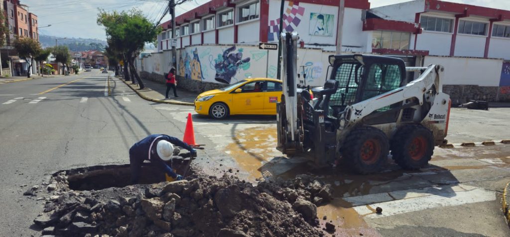 Los trabajos de reparación de la matriz de agua potable se ejecutan en la calle Alfonso Moreno mora y avenida Pichincha. El servicio de agua en zonas aledañas se prevé para las 16:00 de este miércoles.