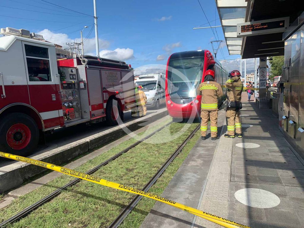 Personal del Cuerpo de Bomberos atendió al adulto mayor accidentado con el tranvía en la estación de la Terminal Terrestre de Cuenca.