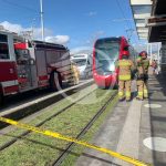 Personal del Cuerpo de Bomberos atendió al adulto mayor accidentado con el tranvía en la estación de la Terminal Terrestre de Cuenca.