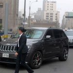 Fotografía del vehículo que ingresa a la presidenta de Perú, Dina Boluarte, al Ministerio Público este martes en Lima (Perú). Boluarte acudió este martes a declarar en el despacho del fiscal de la Nación, Juan Carlos Villena, para ser interrogada sobre la desactivación de un equipo policial anticorrupción horas antes de que se arrestara a su hermano Nicanor Boluarte, un caso por el que es investigada por posible obstrucción a la justicia. EFE