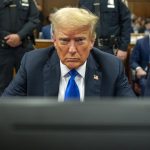 si Trump es declarado culpable, probablemente pasarán varias semanas o meses hasta que sea sentenciado por el juez, periodo en el que probablemente sería liberado bajo fianza, ya que sería un delincuente por primera vez de un delito no violento