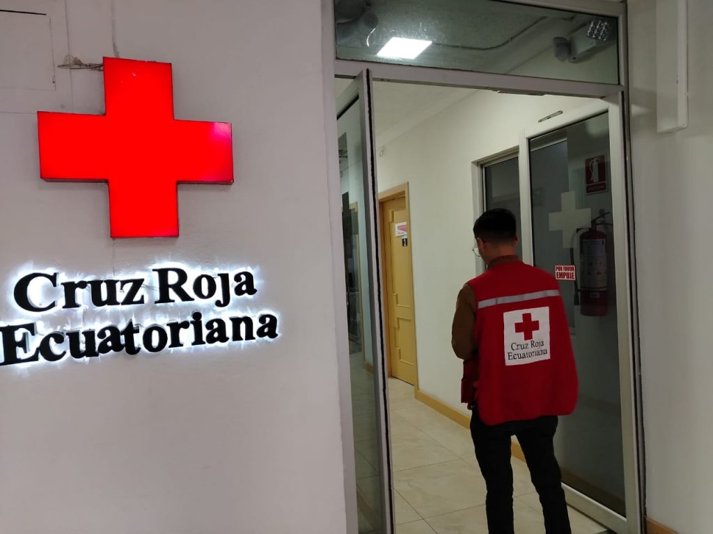 La Cruz Roja del Azuay cumple 99 años de vida institucional y lo celebra con desfile y sesión solemne.