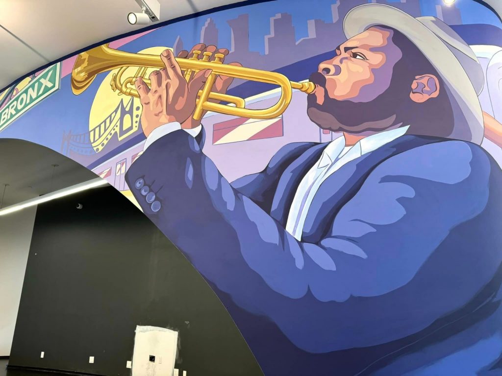 Luis Fernando Lechón, pintor de Ecuador, pintó un gran mural en el Bronx Music Hall.