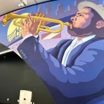 Luis Fernando Lechón, pintor de Ecuador, pintó un gran mural en el Bronx Music Hall.
