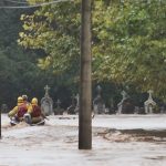 Fotografía cedida por el Gobierno Río Grande Do Sul de miembros de instituciones de rescate buscando personas entre las inundaciones que han dejado las lluvias, el 01 de mayo de 2024, en Rio Pardinho (Brasil).