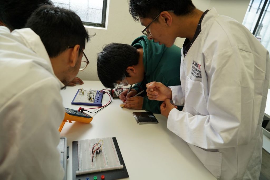 Estudiantes de la Unidad Académica Especializada de Formación Técnica y Tecnológica, Salvador Allende, de la Universidad de Cuenca (Ucuenca Tec).