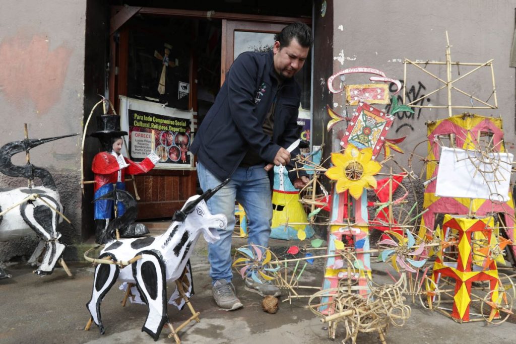 Juan Carlos Baculima en su local ‘Piro Artesanía Divino Niño’, ubicado en la Don Bosco.