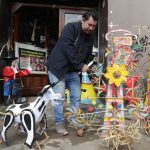 Juan Carlos Baculima en su local ‘Piro Artesanía Divino Niño’, ubicado en la Don Bosco.