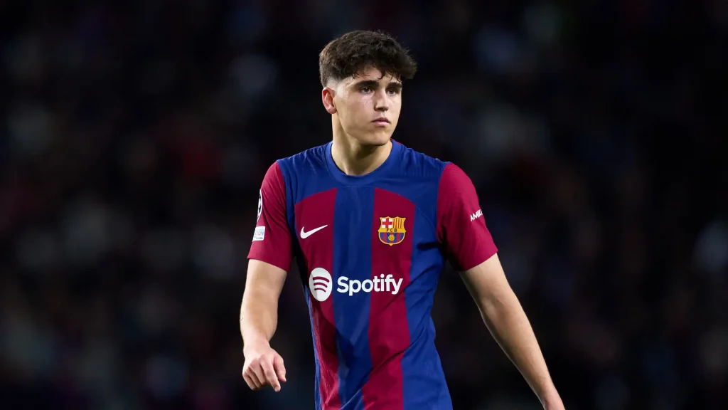 El defensa central, Pau Cubarsí, renovó oficialmente su contrato con el FC Barcelona hasta el año 2027, siendo de generación 2007.