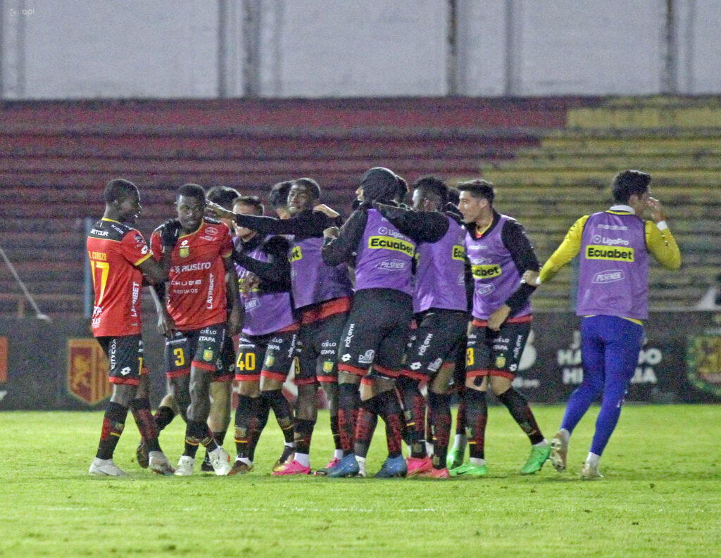 Jugadores del Deportivo Cuenca celebran gol de la victoria. Foto: API