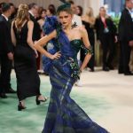 Las miradas de asombro se las llevó la actriz y cantante Zendaya, en la cresta de la ola por la saga 'Dune', que apareció pronto con un vestido de alta costura escultural verde y azul, con lazada a la cintura y formas abullonadas