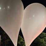 El Ejército surcoreano informó este miércoles de que se han detectado más de 200 globos enviados por el Norte rellenos de desechos,