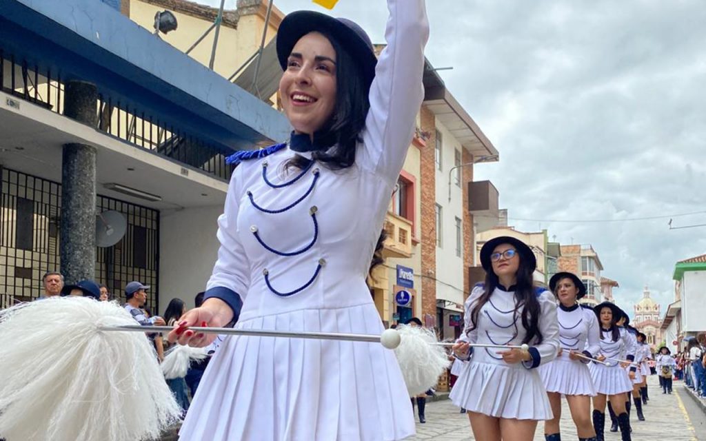 El desfile de promociones contó con la participación de decenas de exalumnas de la Unidad Educativa Herlinda Toral.