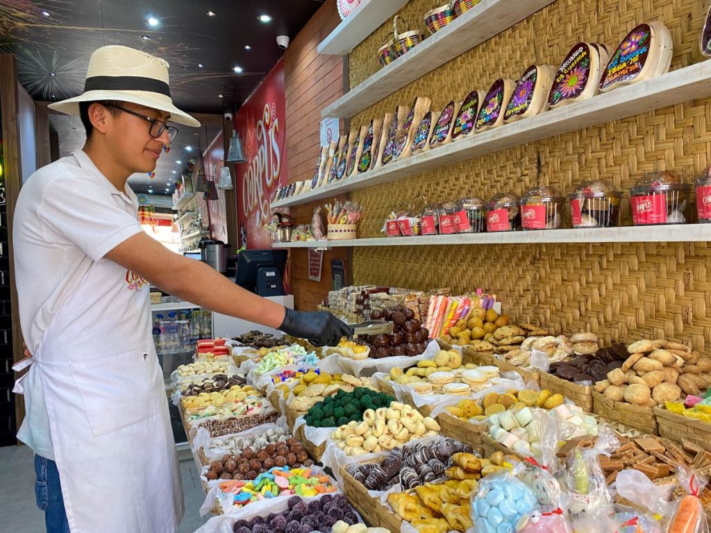 Iván Arpi, comercializa dulces en Corpus Café en la zona del Parque Calderón.