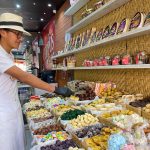 Iván Arpi, comercializa dulces en Corpus Café en la zona del Parque Calderón.