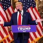 Trump se tomó su tiempo para atacar la parte central del delito por el que fue condenado -el pago irregular a una actriz porno y la falsificación de registros comerciales para ocultarlo-, y dijo que él únicamente se dedicó a pagar "gastos legales", y que todo fue "muy profesional"