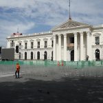 Trabajadores ultiman detalles en el Palacio Nacional con motivo de la ceremonia de investidura del segundo mandato de Nayib Bukele, este jueves en San Salvador (El Salvador). Nayib Bukele asumirá un segundo mandato consecutivo el 1 de junio, pese a la prohibición constitucional, con un amplio respaldo popular, con algunas similitudes con gobernantes latinoamericanos del pasado y en momentos en que el Congreso salvadoreño se ha dado así mismo facultades para reformar la Constitución de manera exprés. EFE