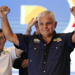 osé Raúl Mulino, el delfín del exmandatario Ricardo Martinelli inhabilitado por corrupción, fue elegido este domingo nuevo presidente de Panamá, imponiéndose con una amplia diferencia a sus adversarios directos, que vieron cómo se dividían los votos entre ellos mientras se imponía el candidato que prometió devolver el dinero a los bolsillos de los panameños. EFE