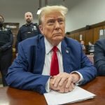 l juez encargado del juicio penal contra el expresidente Donald Trump volvió a multar este lunes al político con 1.000 dólares por desacato a la 'orden mordaza