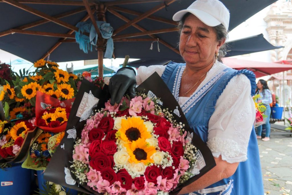 Julia Albarracín, vendedora de la Plaza de las Flores, señaló que mayo es un mes en el que se adquieren flores para la Virgen y para las madres.