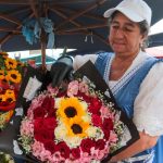 Julia Albarracín, vendedora de la Plaza de las Flores, señaló que mayo es un mes en el que se adquieren flores para la Virgen y para las madres.