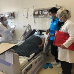 Personal médico del MSP visita a una paciente que está en una cama de hospital