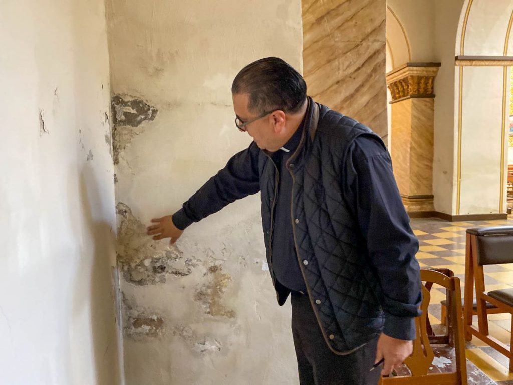 Joffre Astudillo, párroco de San Francisco, iglesia que enfrenta un problema de humedad en la parte lateral derecha.