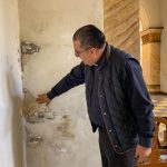 Joffre Astudillo, párroco de San Francisco, iglesia que enfrenta un problema de humedad en la parte lateral derecha.