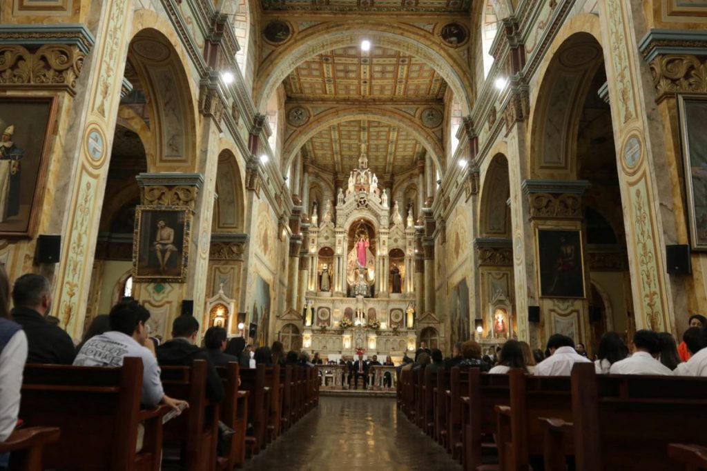 Presentación del libro ‘Proyecto de reforzamiento estructural del Templo de Santo Domingo’, con la participación de autoridades de la UDA y de la Iglesia.