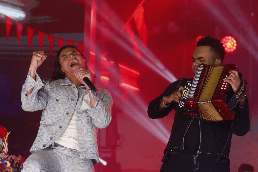 Los cantantes colombianos de vallenato Silvestre Dangond y Carlos Vives lanzaron este jueves 2 de mayo de 2024 la canción 'Tú o yo'.