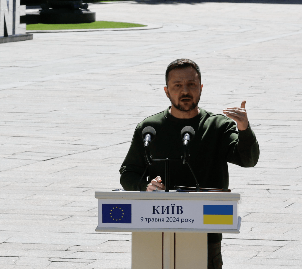 Zelenski dijo que Rusia busca dispersar a las fuerzas ucranianas con la apertura de este nuevo frente y obligarlas a descuidar otros teatros de operaciones.