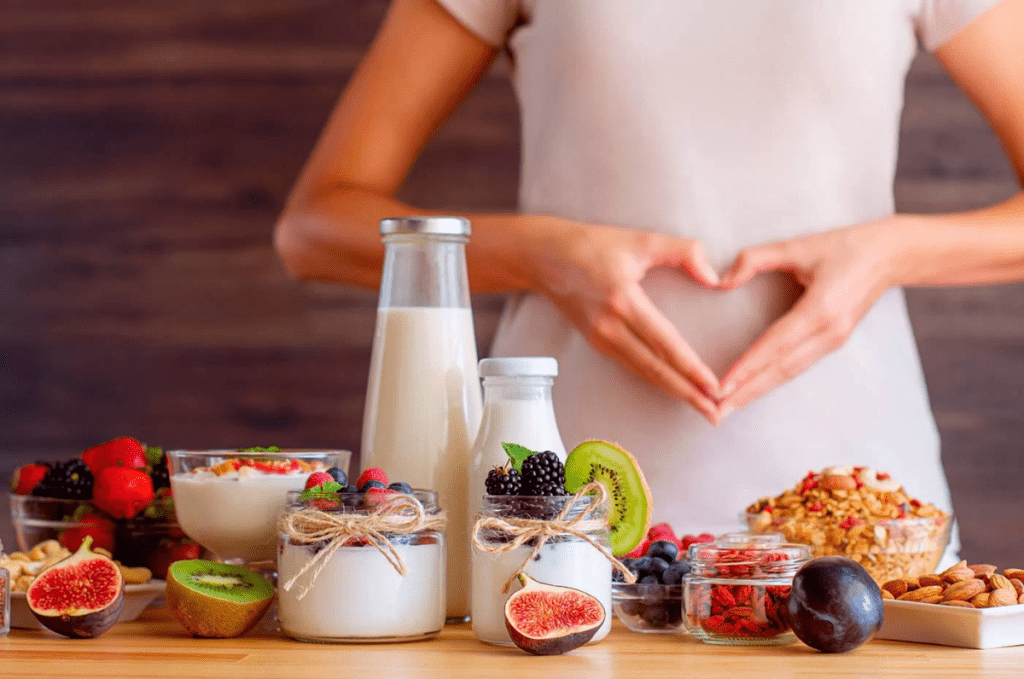 Los lácteos y sus fermentos como el yogur contribuyen a la microbiota intestinal y ésta a la salud inmunológica.