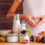 Los lácteos y sus fermentos como el yogur contribuyen a la microbiota intestinal y ésta a la salud inmunológica.