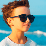 a filtración de la radiación ultravioleta (UV). “Esa es una de las razones por las que los profesionales de la salud visual recomendamos a los padres promover el uso de accesorios que protejan los ojos de sus hijos ante la exposición al sol