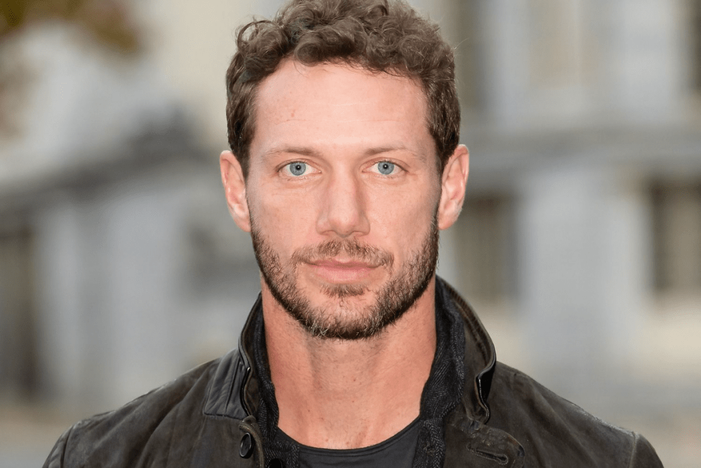 El actor Johnny Wactor, conocido por participar en más de 150 episodios de la serie ‘General Hospital’ donde interpretó a Brando Corbin, murió baleado la madrugada del sábado l tratar de evitar un robo en Los Ángeles