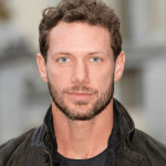 El actor Johnny Wactor, conocido por participar en más de 150 episodios de la serie ‘General Hospital’ donde interpretó a Brando Corbin, murió baleado la madrugada del sábado l tratar de evitar un robo en Los Ángeles