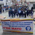 Decenas de trabajadores de instituciones públicas de Cuenca participaron en una marcha por el Día del Trabajador.