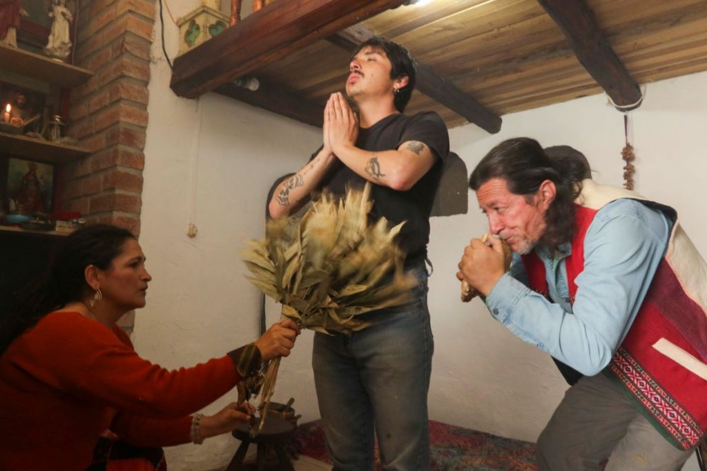 Heidi Cevallos y Diego Pesántez realizan una limpia energética, en su local ubicado en el sector de El Vado.