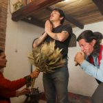 Heidi Cevallos y Diego Pesántez realizan una limpia energética, en su local ubicado en el sector de El Vado.